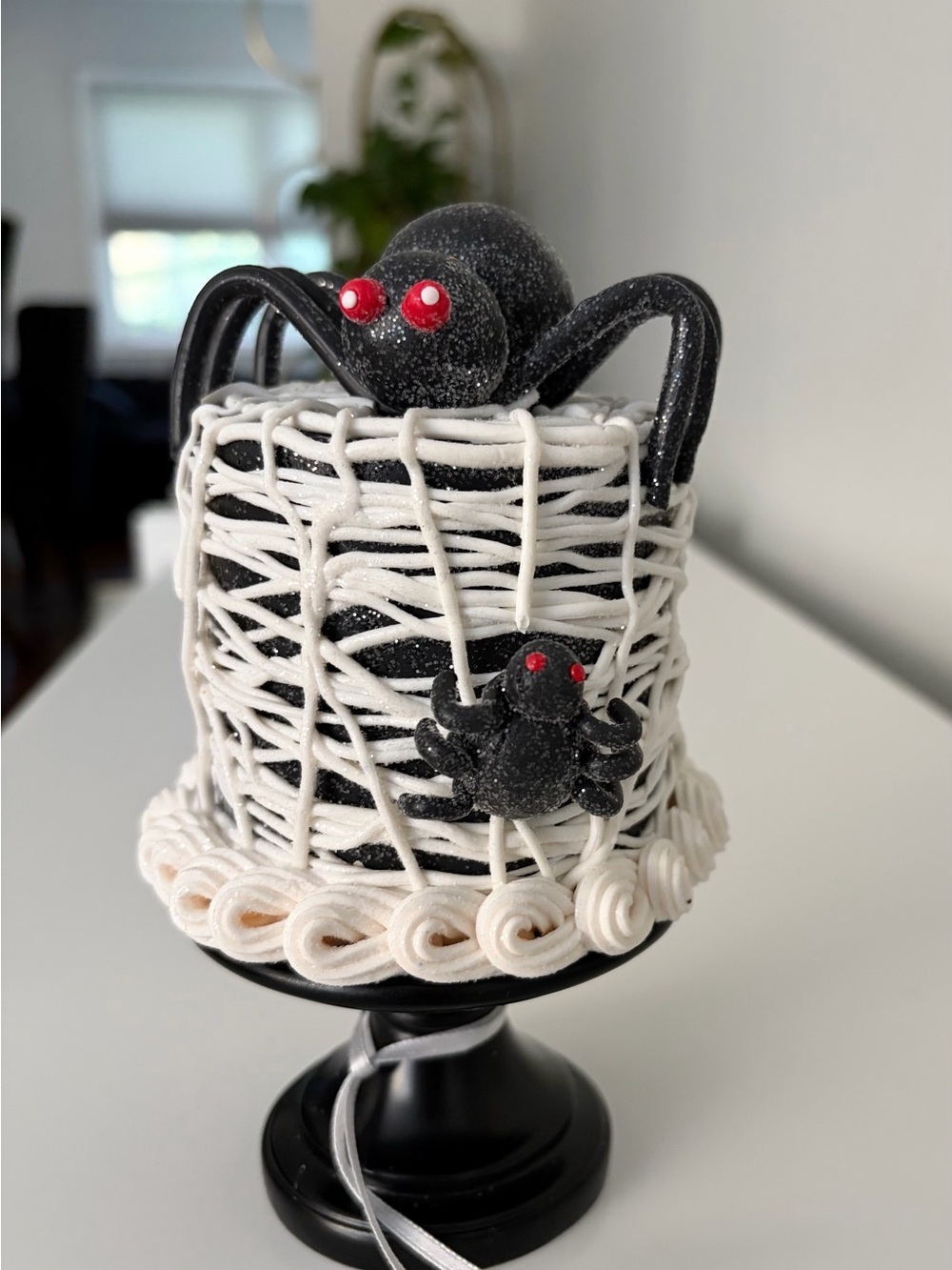 VIRAL Spooky Halloween Spiders and Web Sparkle Mini Cake Decor